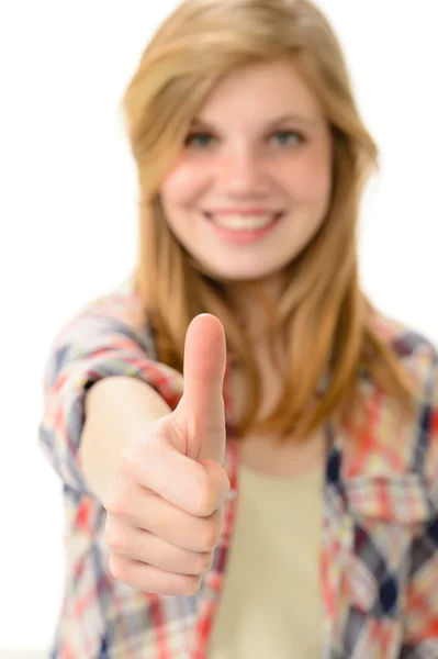Молода усміхнена дівчина показує великі пальці вгору — стокове фото