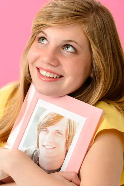 Adolescente menina abraçando foto de seu namorado — Fotografia de Stock
