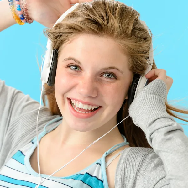 Ragazza adolescente spensierata che balla sulla musica — Foto Stock