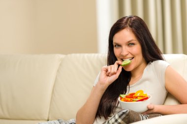 karışık salata yemek kanepede oturan kadın