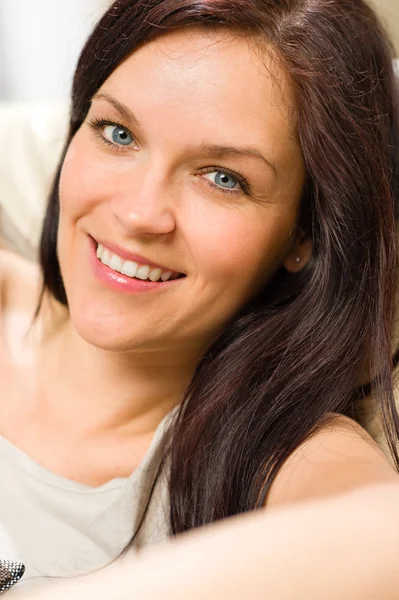 Portrait of beautiful young smiling woman — Stock Photo, Image