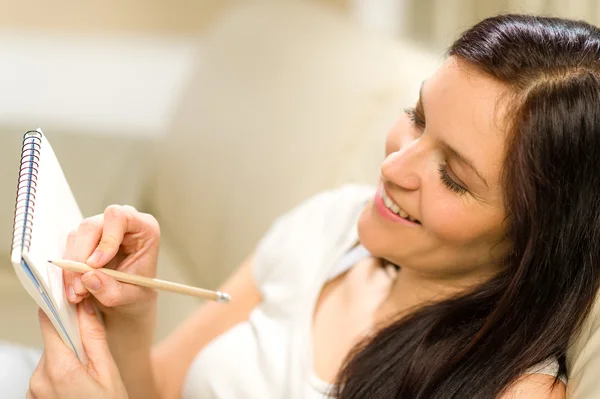 Mujer feliz tomando notas en bloc de notas — Foto de Stock