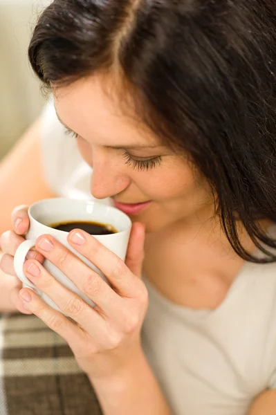 Ontspannen vrouw drinken warme drank voor plezier — Stockfoto