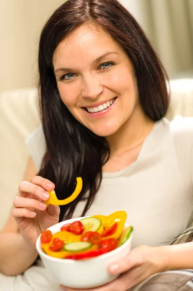 Retrato de la mujer comiendo ensalada saludable — Foto de Stock