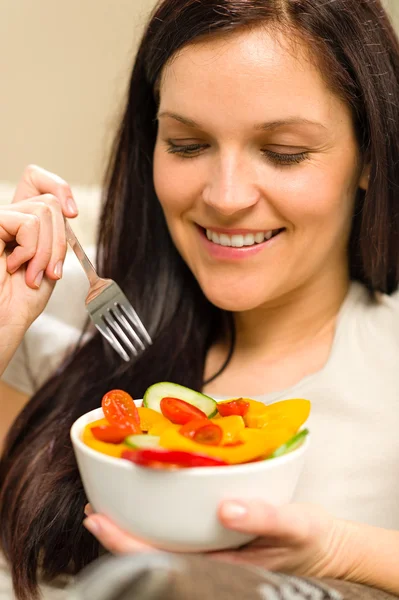 Söt kvinna äta färska skål med grönsaker — Stockfoto