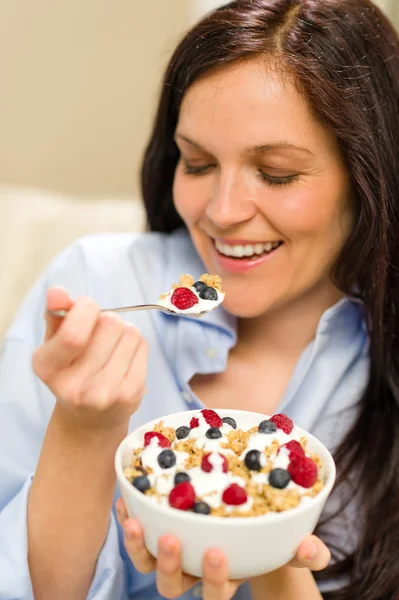 Diätfrau isst gesundes Müsli zum Frühstück — Stockfoto