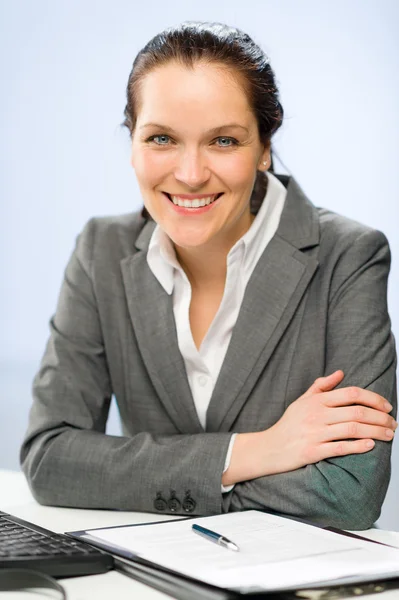 Confident smiling businesswoman looking at camera — Stock Photo, Image