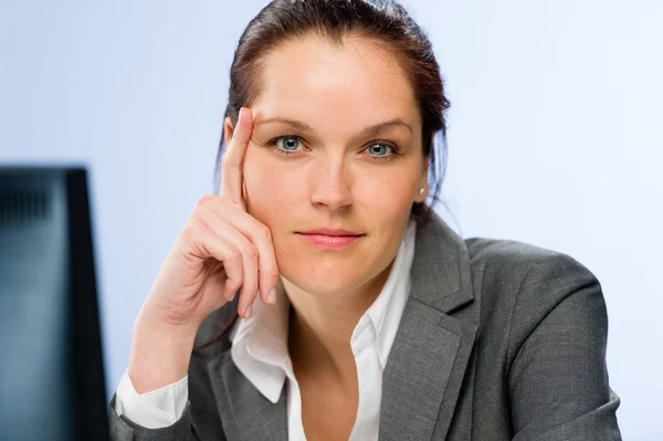 Ruhige, selbstbewusste Geschäftsfrau blickt in die Kamera — Stockfoto