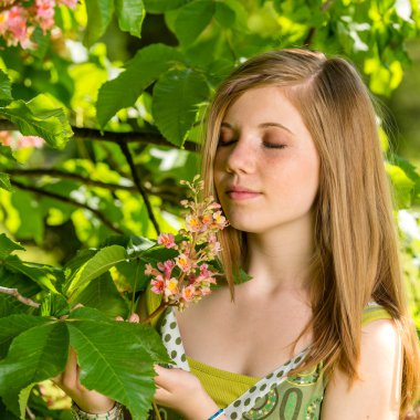 genç kız ağacın çiçeği kokulu