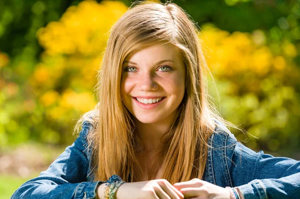 Sonriente adolescente mirando a la cámara al aire libre — Foto de Stock