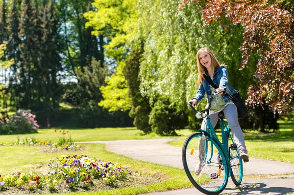 Lachendes Mädchen beim Fahrradfahren im Park — Stockfoto