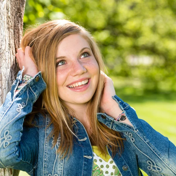 Livlig leende tjej njuter av naturen och solsken — Stockfoto