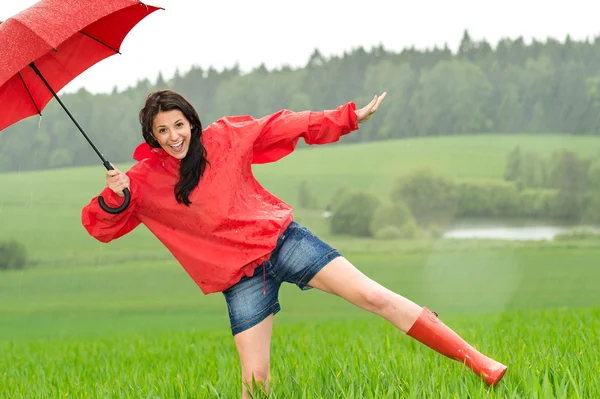 Brincalhão menina feliz na chuva — Fotografia de Stock