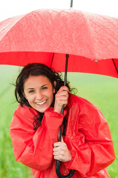 Nasses junges Mädchen genießt Regen mit Regenschirm — Stockfoto