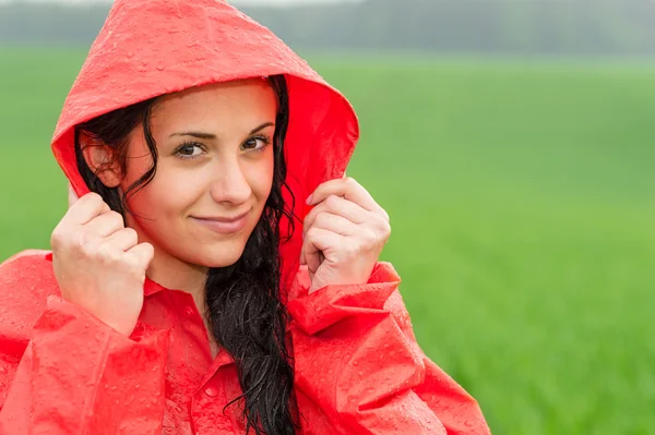 Menina adolescente na chuva em capa — Fotografia de Stock