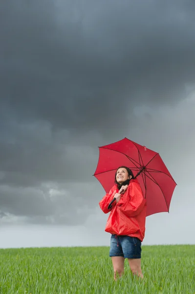 Levendig meisje dagdromen op regenachtige dag — Stockfoto