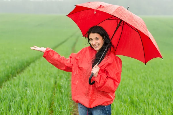 Opgetogen lachende meisje tijdens regenachtig weer Stockfoto