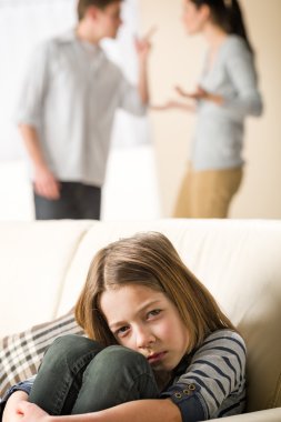 Ebeveynler ve üzgün küçük kız mücadele