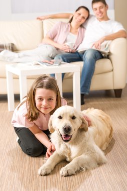 üç köpek ile mutlu bir aile