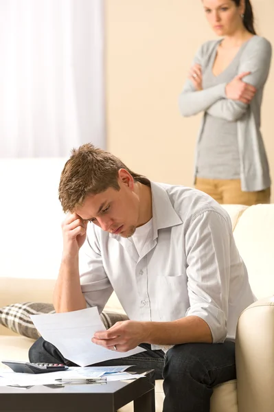 Gestresste Männer und Frauen streiten über Haushalt — Stockfoto