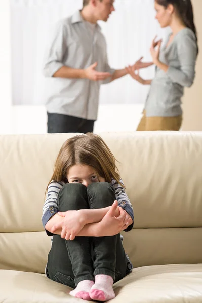 Verängstigtes kleines Mädchen hört auf Argument der Eltern — Stockfoto