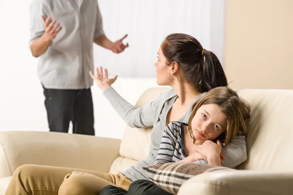 Streit zwischen Eltern und verärgertem kleinen Mädchen — Stockfoto