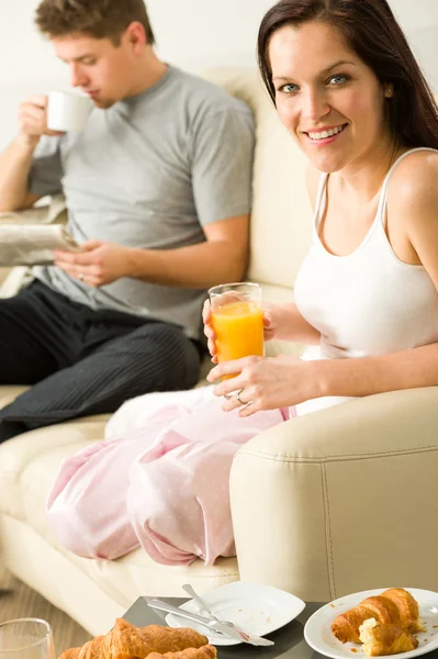 Pareja descansando desayunando juntos en el hotel —  Fotos de Stock