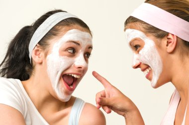 kozmetik maske gülen ile iki kız
