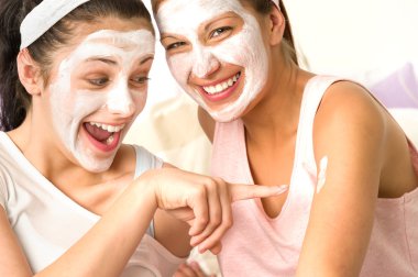 beyaz kızlar eğleniyor peeling maskesi