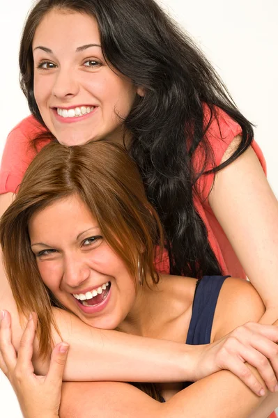 Ładne nastolatki, śmiejąc się i uśmiecha się do kamery — Zdjęcie stockowe