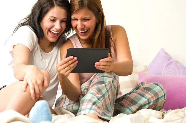 Mejores amigos riendo navegando por las redes sociales — Foto de Stock