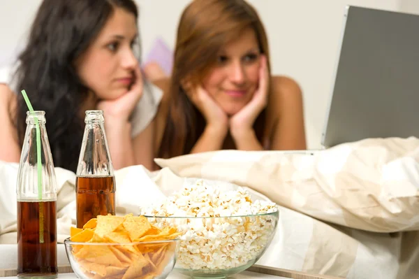 Chicas jóvenes teniendo fiesta de pijamas, viendo películas — Foto de Stock