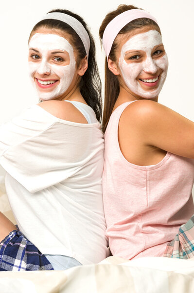 Две подруги в маске для лица
