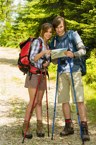 Jovens caminhantes casal verificando o mapa — Fotografia de Stock