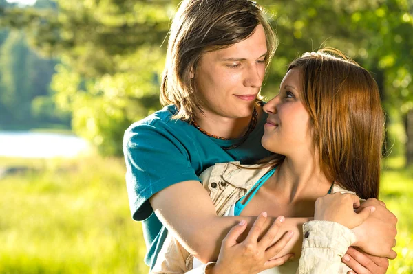 Retrato de abrazar pareja caucásica al aire libre —  Fotos de Stock