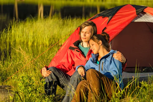 Camping paar genieten van de zonsondergang — Stockfoto