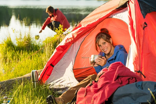 Camping meisje in tent drinken uit pot — Stockfoto
