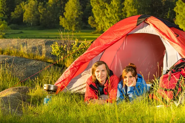 Pareja joven acampada acostada en tienda — Foto de Stock