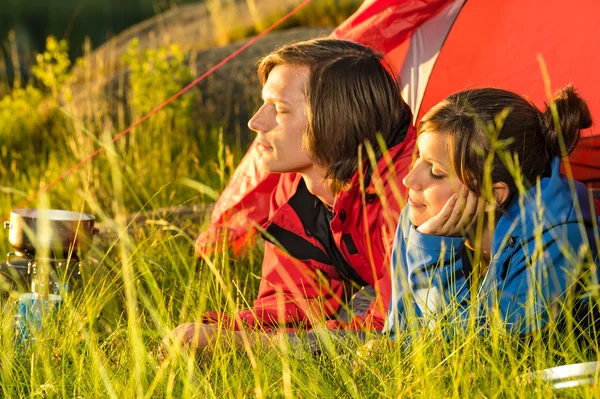 Jovem casal desfrutando do pôr do sol da tenda — Fotografia de Stock