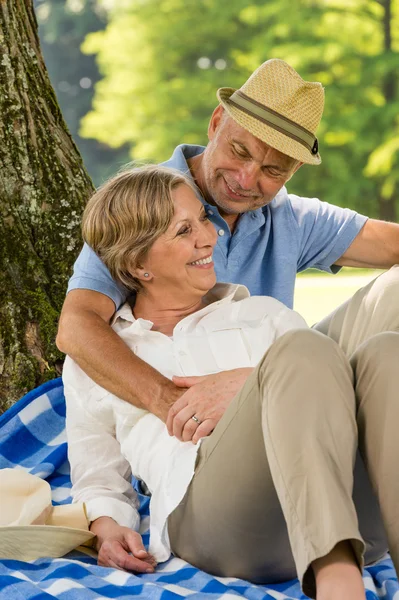 Ältere Frau und Mann umarmen sich im Park — Stockfoto