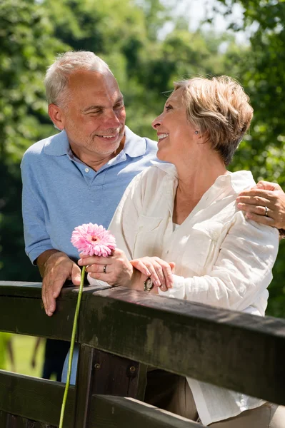 Romántica pareja de ancianos riendo al aire libre — Foto de Stock