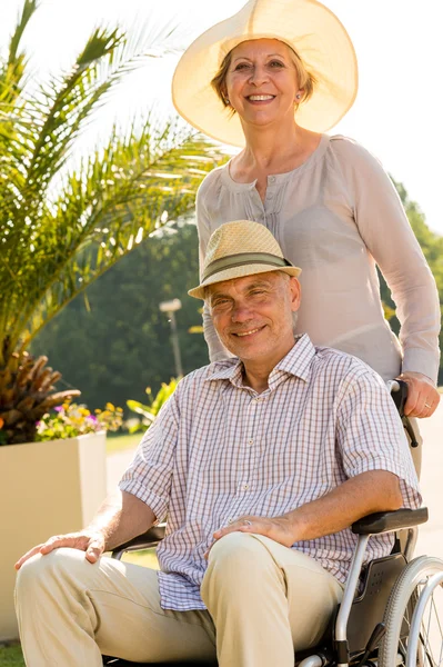 Senior vrouw met echtgenoot in rolstoel — Stockfoto