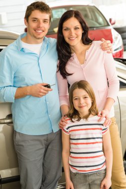 Yeni araba ile genç Beyaz aile