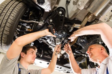 arabanın altında çalışan auto makinist
