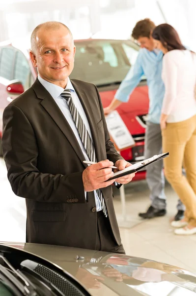 Portret van verkoper werken in autodealer — Stockfoto