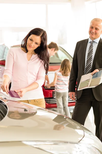 Femme client choisissant la couleur de la nouvelle voiture — Photo