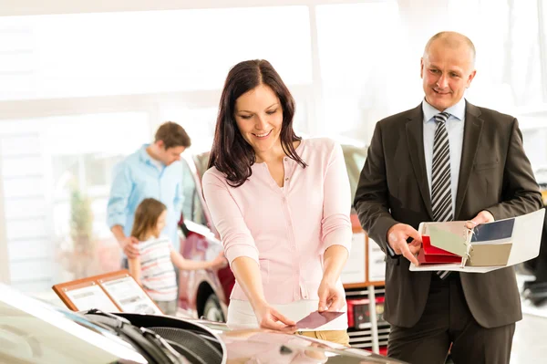 Donna che sceglie il colore dell'auto di famiglia — Foto Stock