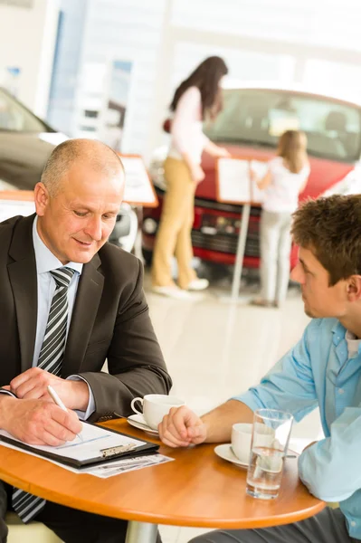 Buying family car Caucasian salesman with customer — Stock Photo, Image