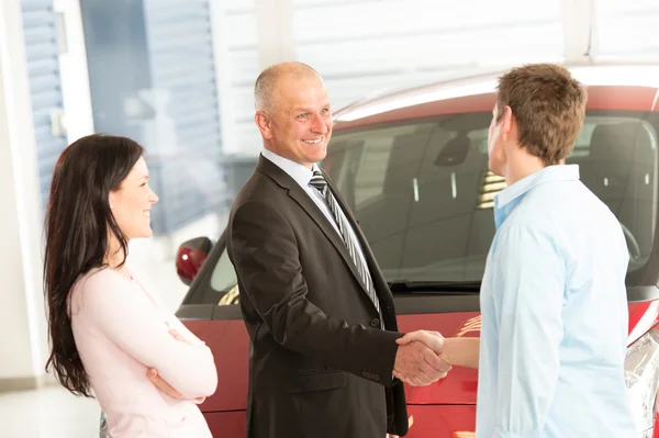 Casal branco comprando um carro — Fotografia de Stock