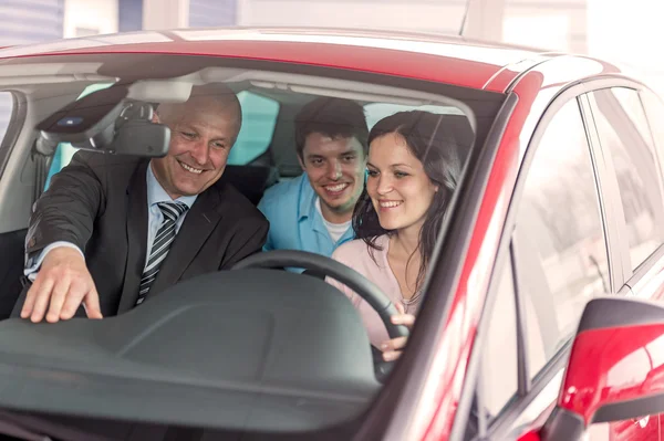 Coppia allegra guardarsi intorno in auto nuova — Foto Stock